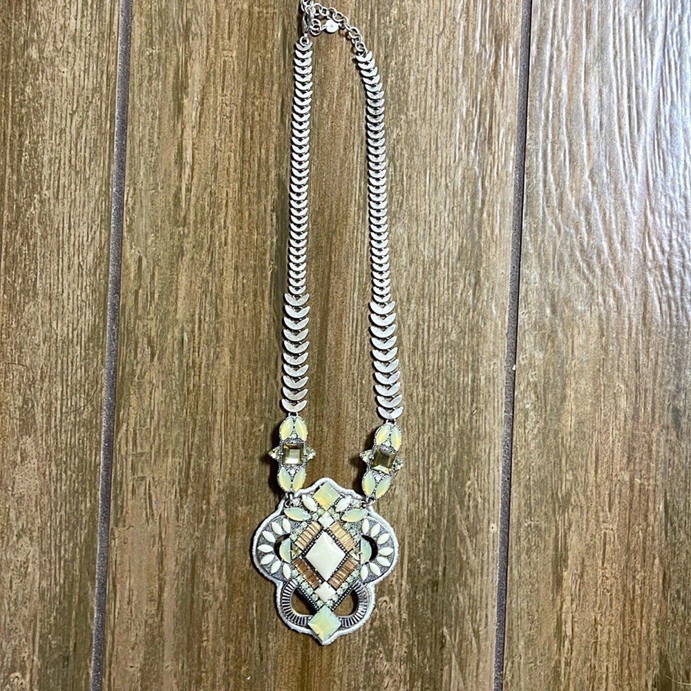 Like New! White & Silver Kaia Necklace by Stella and Dot